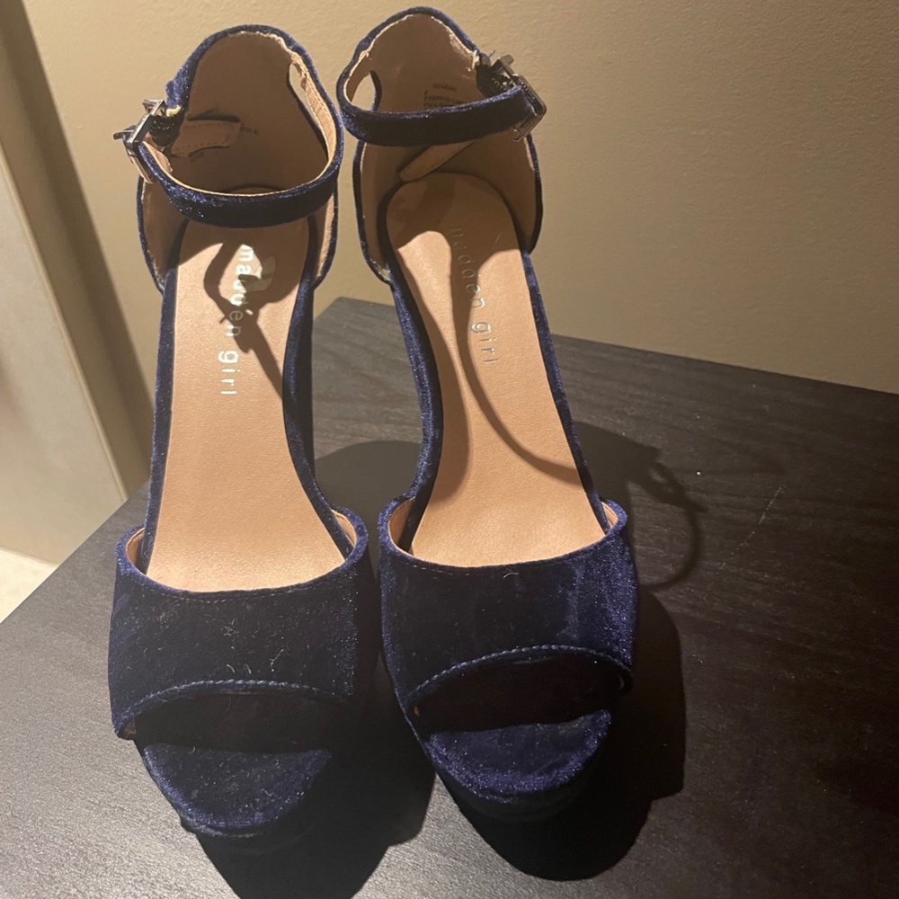 Madden Girl Wedge Suede Size 6